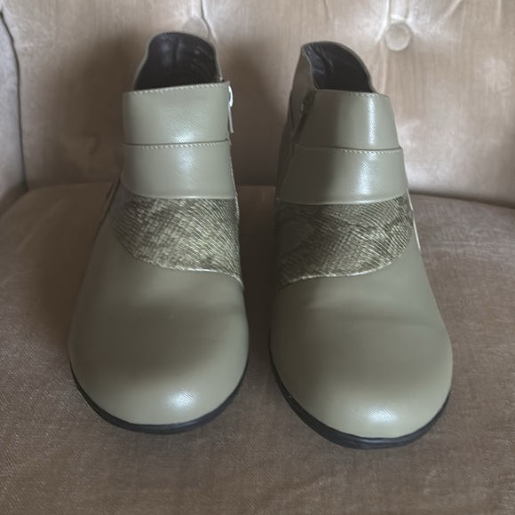 Women’s sz 9 Comfort view Jolene soft sage green booties zip up new - Picture 2 of 8